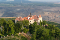 Zámek Jezeří nad uhelným lomem