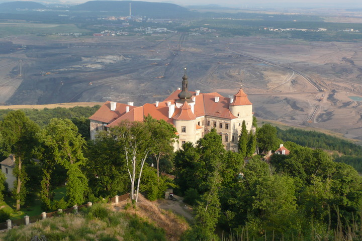 Zámek Jezeří nad uhelným lomem